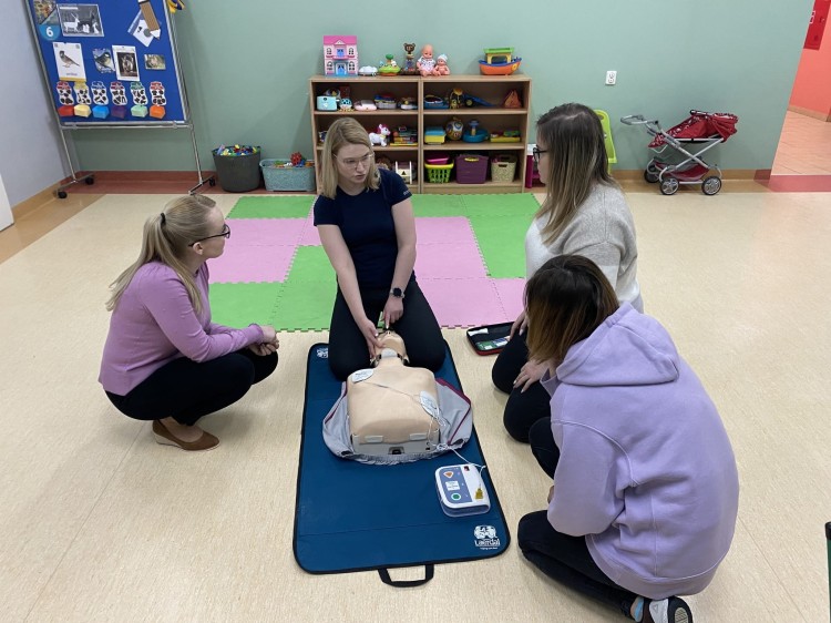 Ćwiczenia z pierwszej pomocy w technologii VR podczas szkolenia dla pracowników